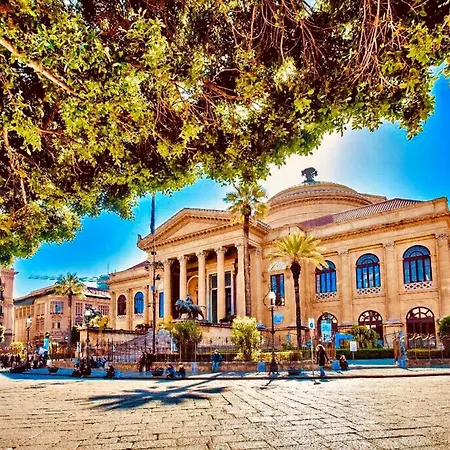 Mit Herrlichem Blick Auf Kathedrale * Palermo
